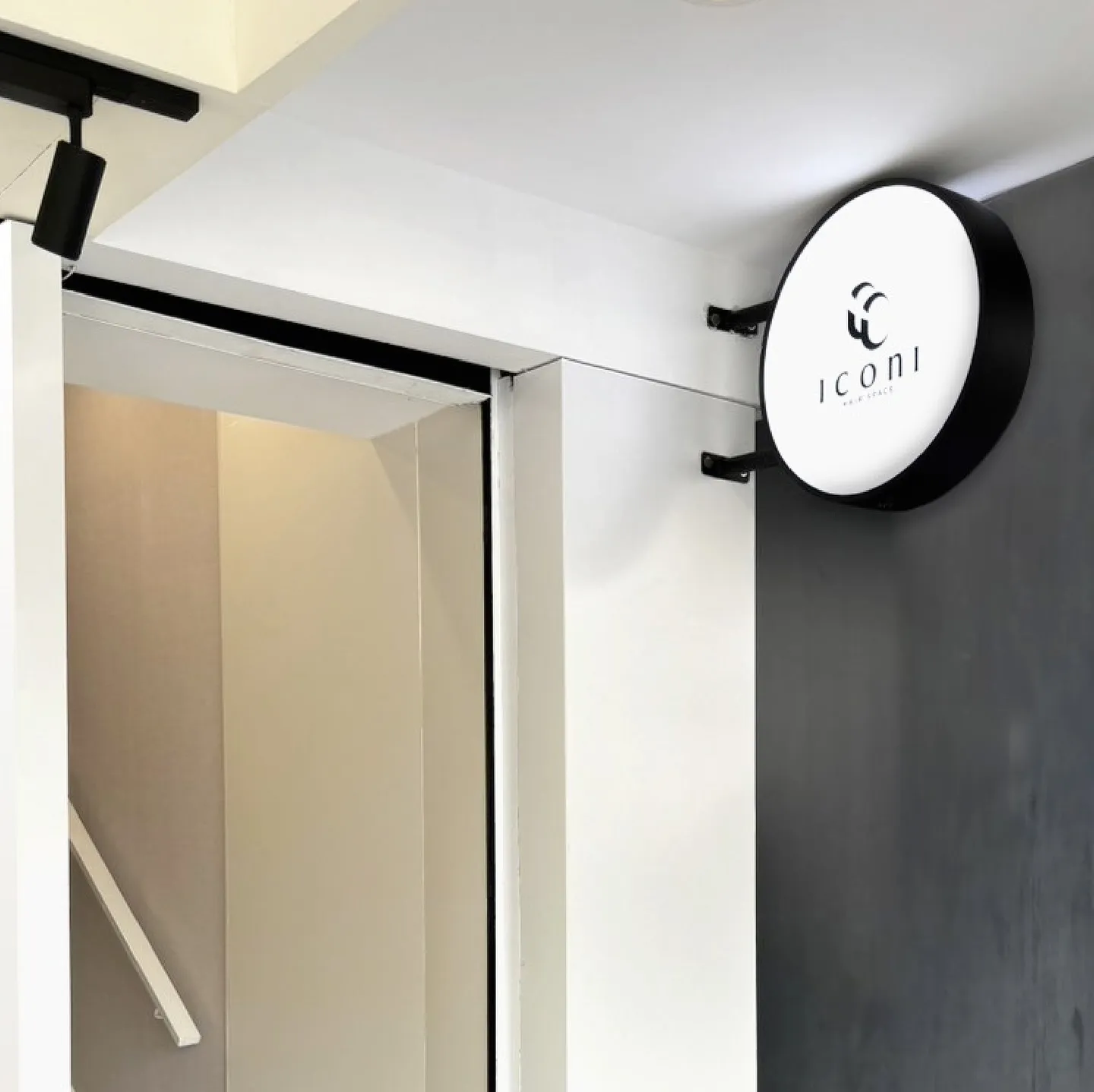 iconi hair space 公館店入口與品牌招牌