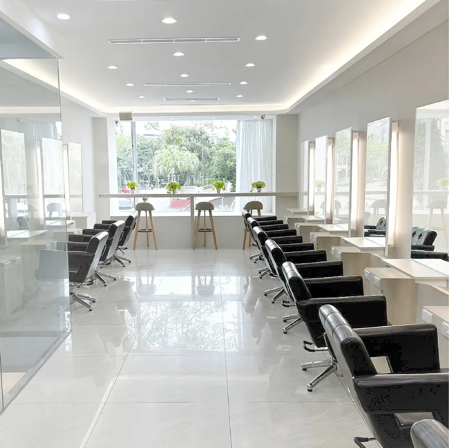 公館髮廊 iconi hair space 明亮採光剪髮造型區,羅斯福路三段